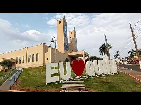 Monumento Eu Amo Quirinópolis em frente à igreja matriz